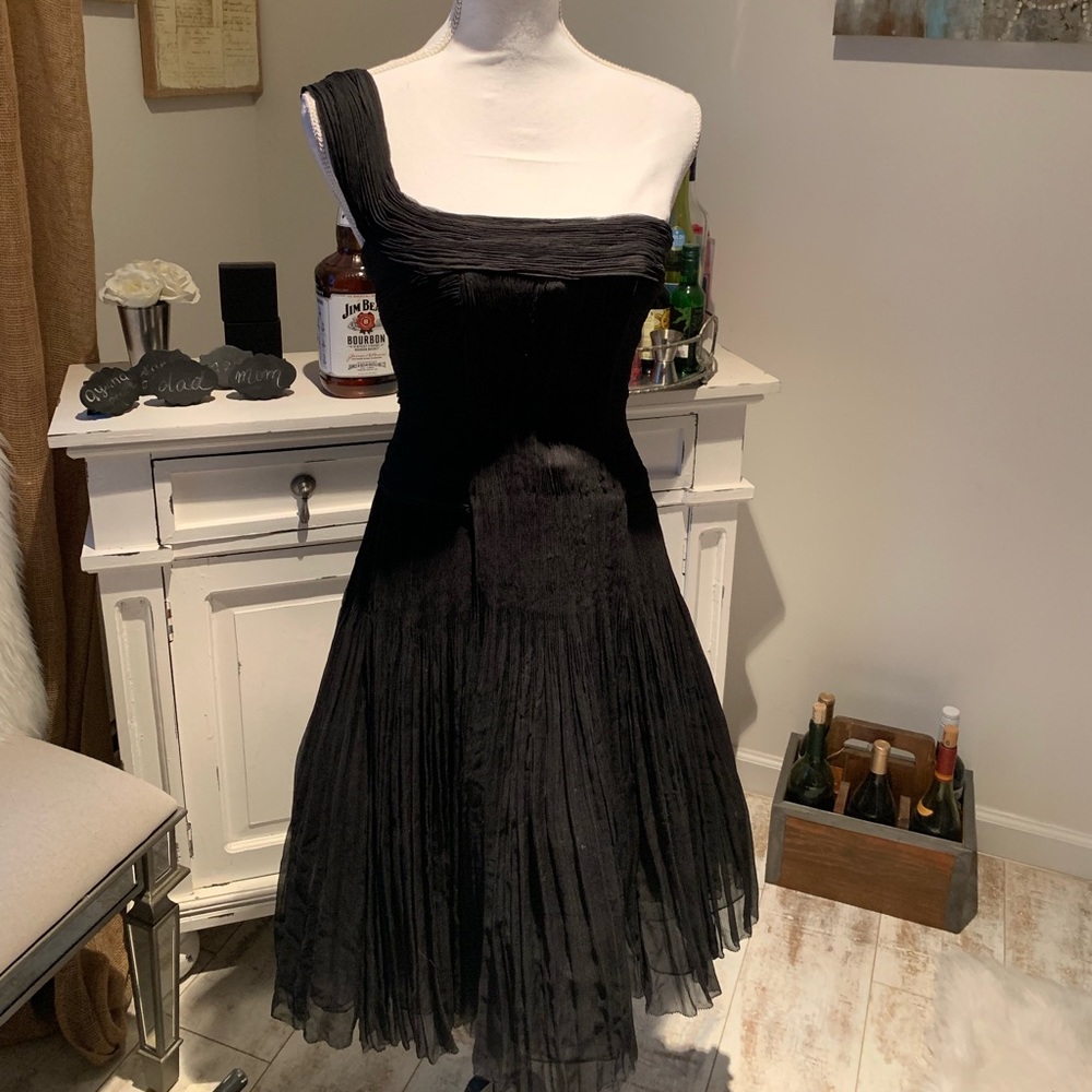 Beautiful Elie Tahari sz 4 dress in silk